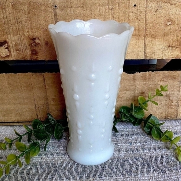 VINTAGE MILK GLASS VASE - Picture 6 of 10